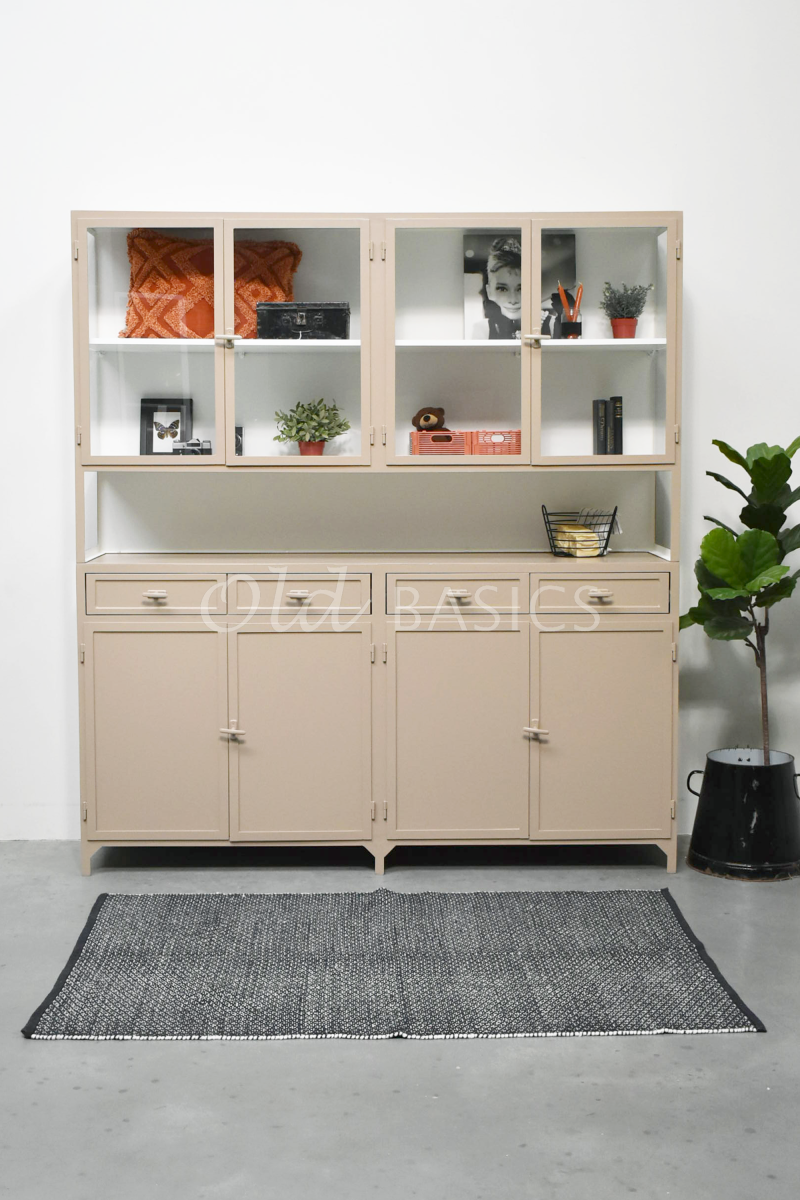 Detail van Apothekerskast Fio, 4 deuren, RAL1019, crème, bruin, beige, materiaal staal